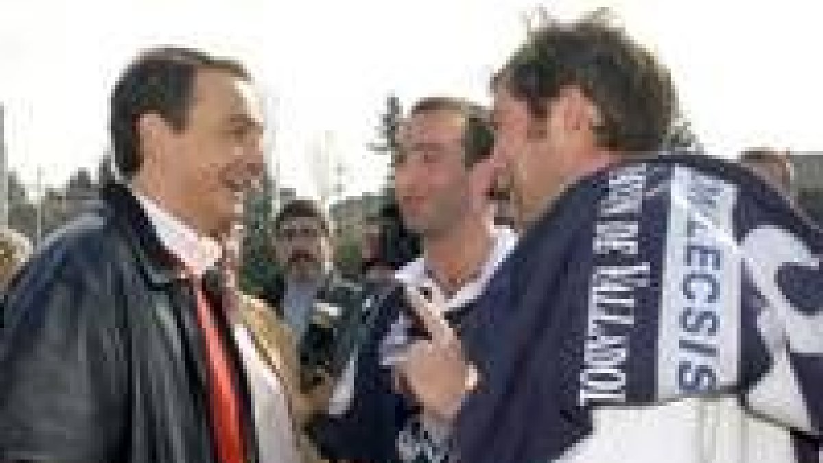 Rodríguez Zapatero conversa animadamente con los deportistas de Alcobendas