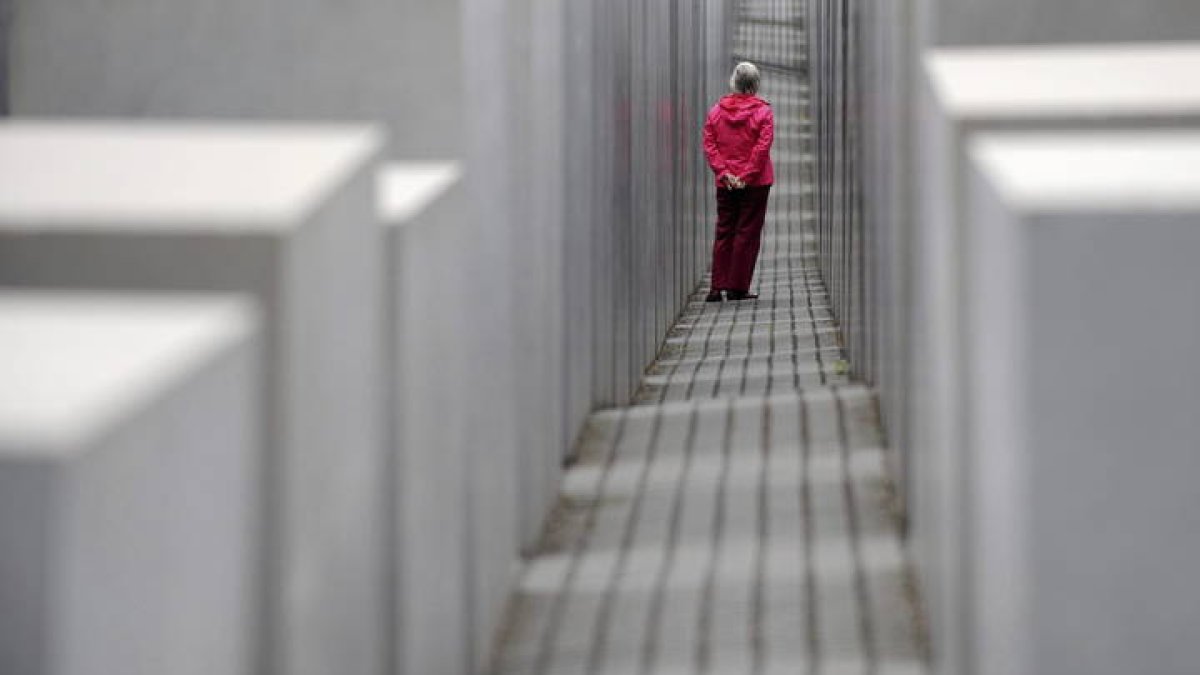 Una mujer visita el Monumento del Holocausto en Berlín (Alemania), hoy, lunes 18 de mayo de 2015. EFE/Britta Pedersen