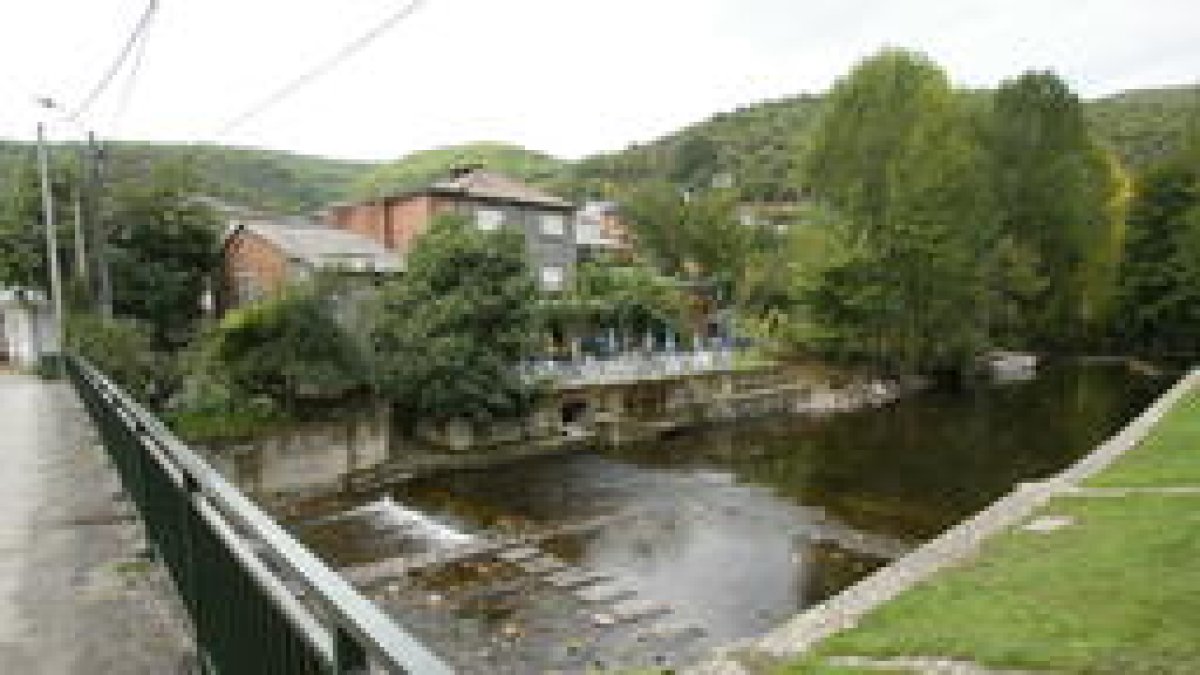 El río Selmo a su paso por la localidad de Sobrado