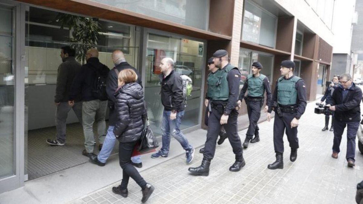 La Guardia Civil, a la entrada de las oficinas de BIMSA, en la calle Bolivia de Barcelona.