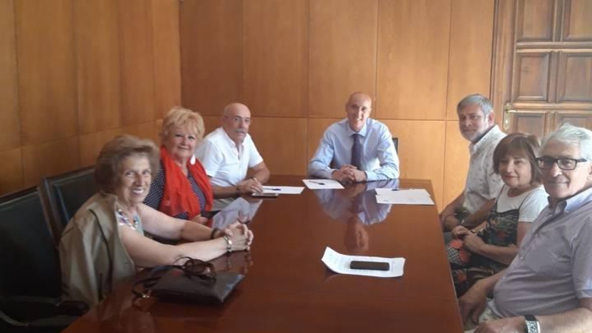 El alcalde y el concejal de Participación Ciudadana se reúnen con los representantes vecinales.