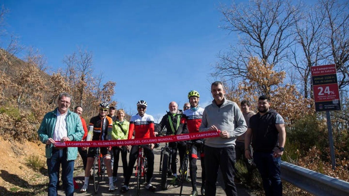 Francisco García junto a Javier Guillén tras el protocolario corte de cinta en kilómetro más duro de la ascensión a La Camperona. FERNANDO OTERO