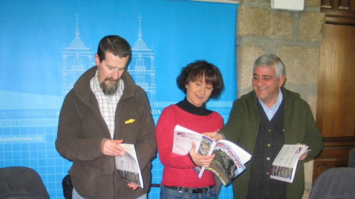 La edil Susana Téllez, con representantes del colectivo.