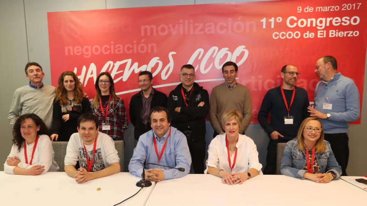 La ejecutiva de CC OO Bierzo, con Sánchez en el centro y los secretarios regional y provincial. L. DE LA MATA