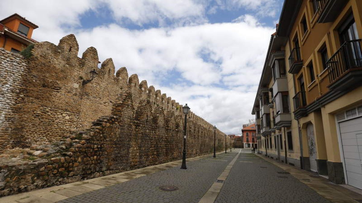 Las cercas medievales, en el tramo que discurre por la calle Prado de los Judíos, uno de los más deteriorados y que ahora será restaurado. RAMIRO