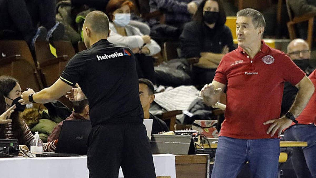 Cadenas le recrimina una acción al árbitro durante el partido frente al Valladolid. MARCIANO PÉREZ