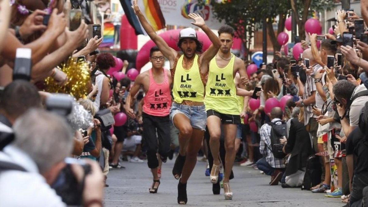 Uno de los participantes en la carrera de tacones de la calle Pelayo, uno de los eventos tradicionales de la fiestas del Orgullo Gay.
