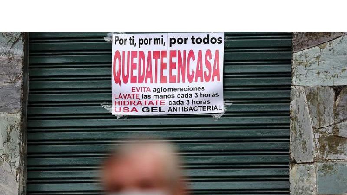 Letreros en la ciudad de Quito para que la gente no salga a la calle.