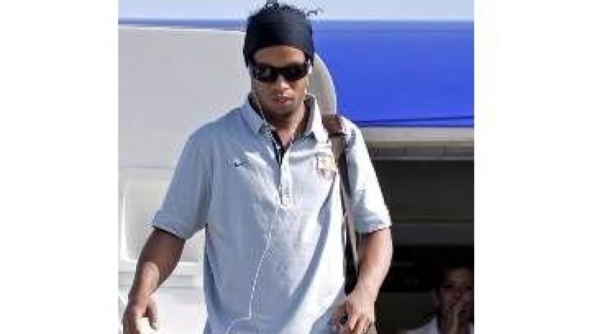 El brasileño Ronaldinho a su llegada al aeropuerto de Stuttgart