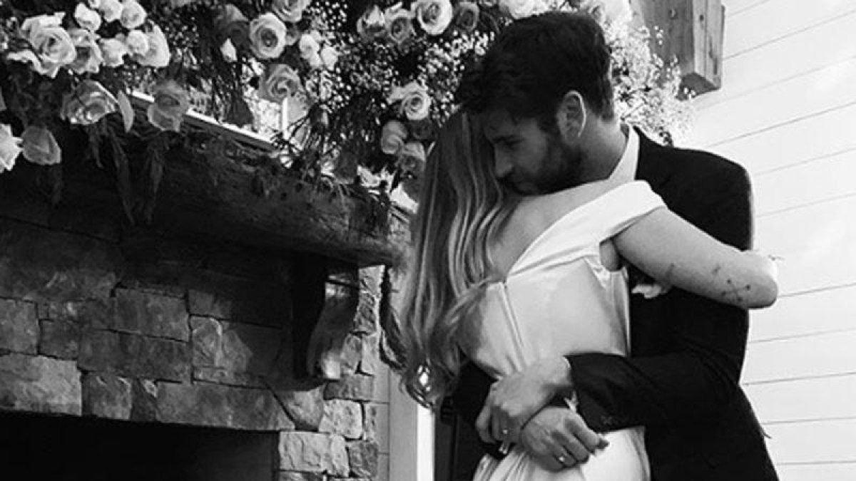 Miley Cyrus y Liam Hemsworth, en una de las fotos de su boda.