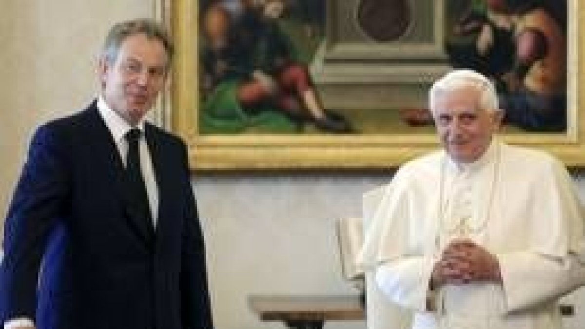 El primer ministro británico, Tony Blair, ayer, con el Papa en El Vaticano