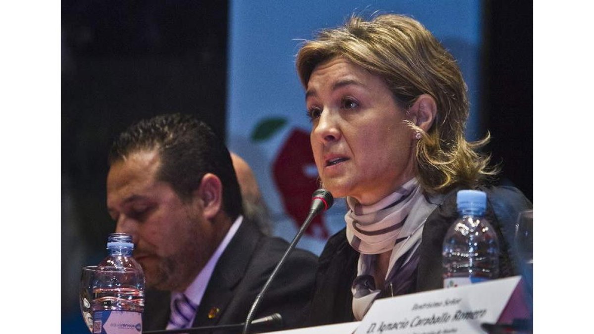 La ministra Isabel García Tejerina, durante el congreso de regantes inaugurado ayer.