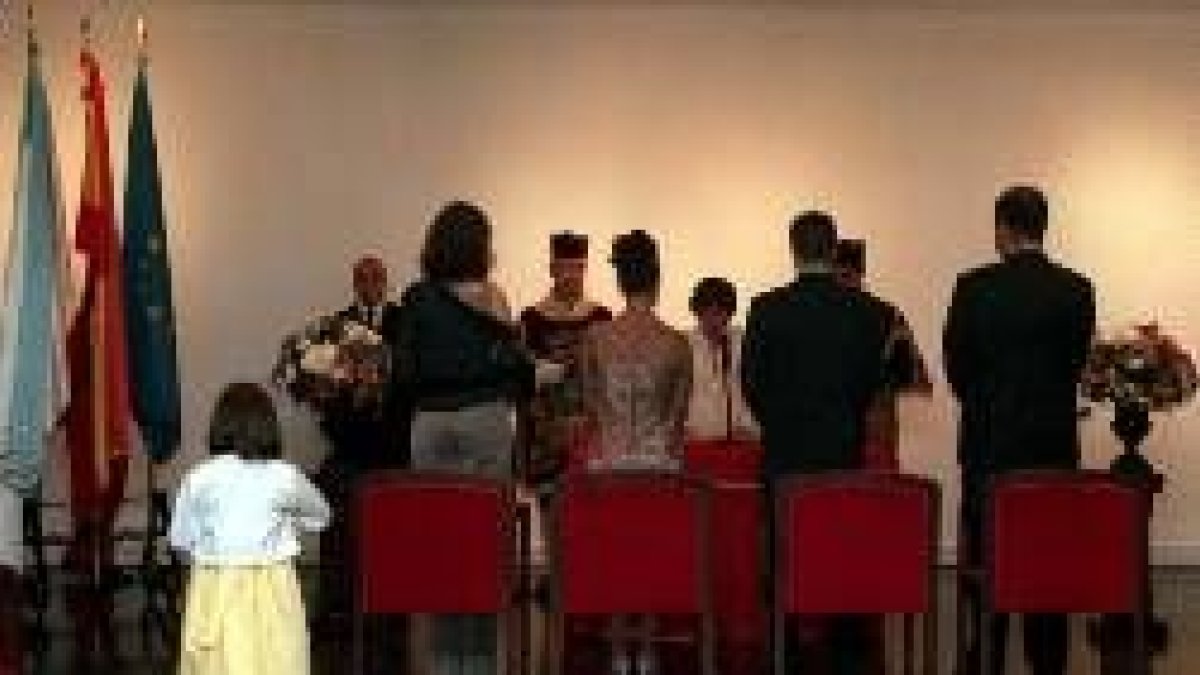 Boda civil oficiada entre maceros en una solemne ceremonia municipal