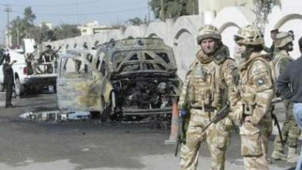 Soldados británicos inspeccionan el escenario de un atentado con bomba perpetrado ayer en Basora
