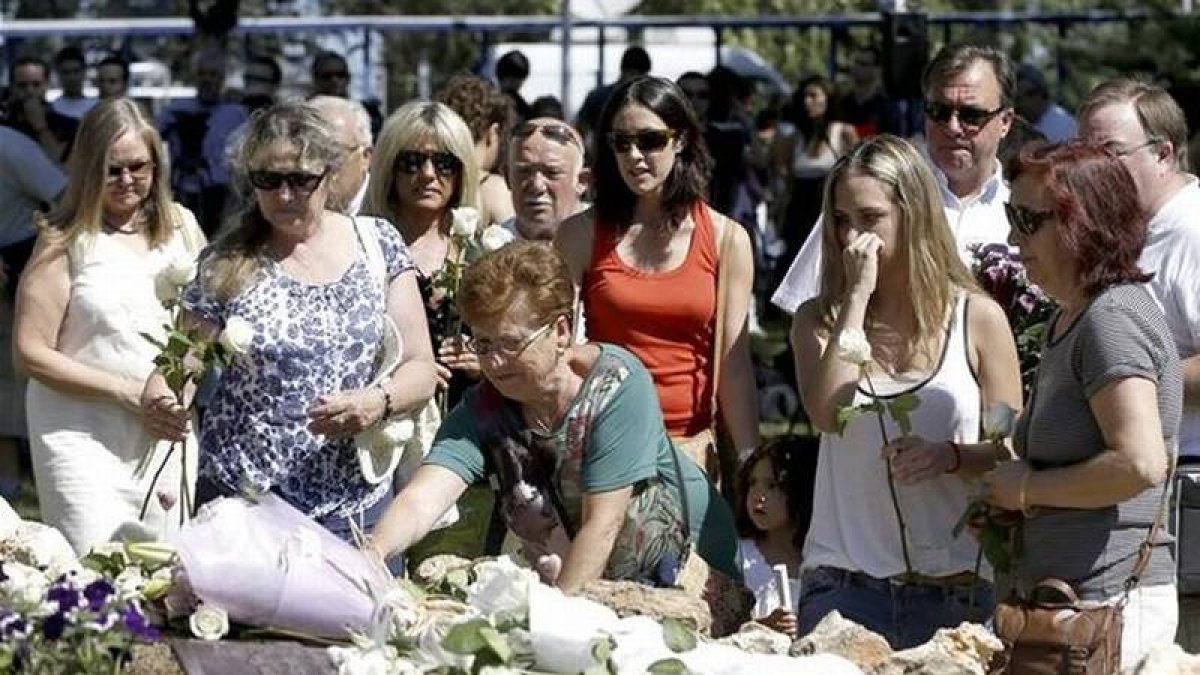 Homenaje a las víctimas del accidente de Spanair en los jardines de la terminal 2 de Barajas.