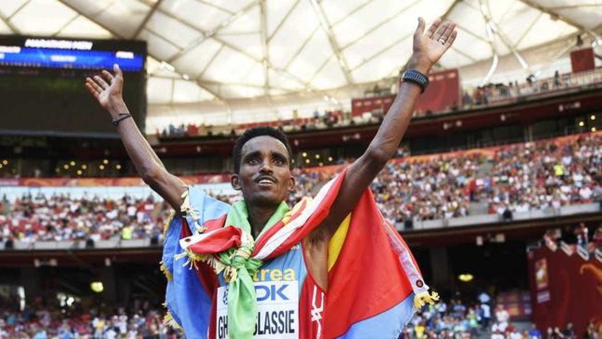 El eritreo Ghebreslassie, de 19 años, tras ganar el maratón en el Mundial de Pekín.