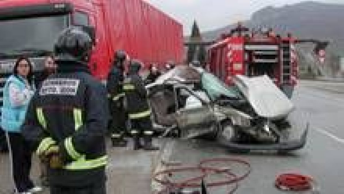 Una dotación de los bomberos del Ayuntamiento de León se desplazó hasta el lugar del accidente