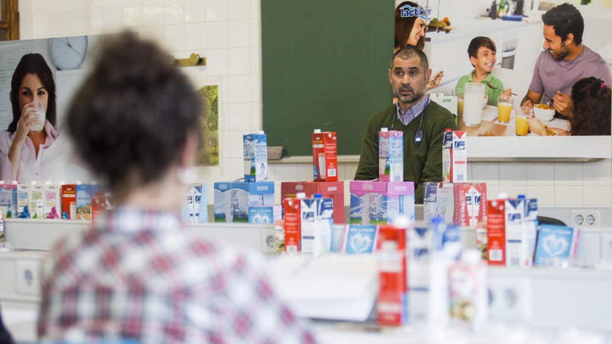 Cata de leche celebrada ayer en la Universidad de León. FERNANDO OTERO PERANDONES