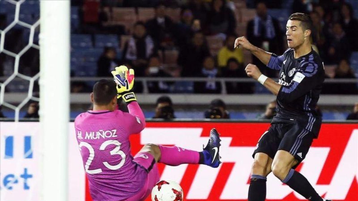 Ronaldo marca el segundo gol en la semifinal contra el América.