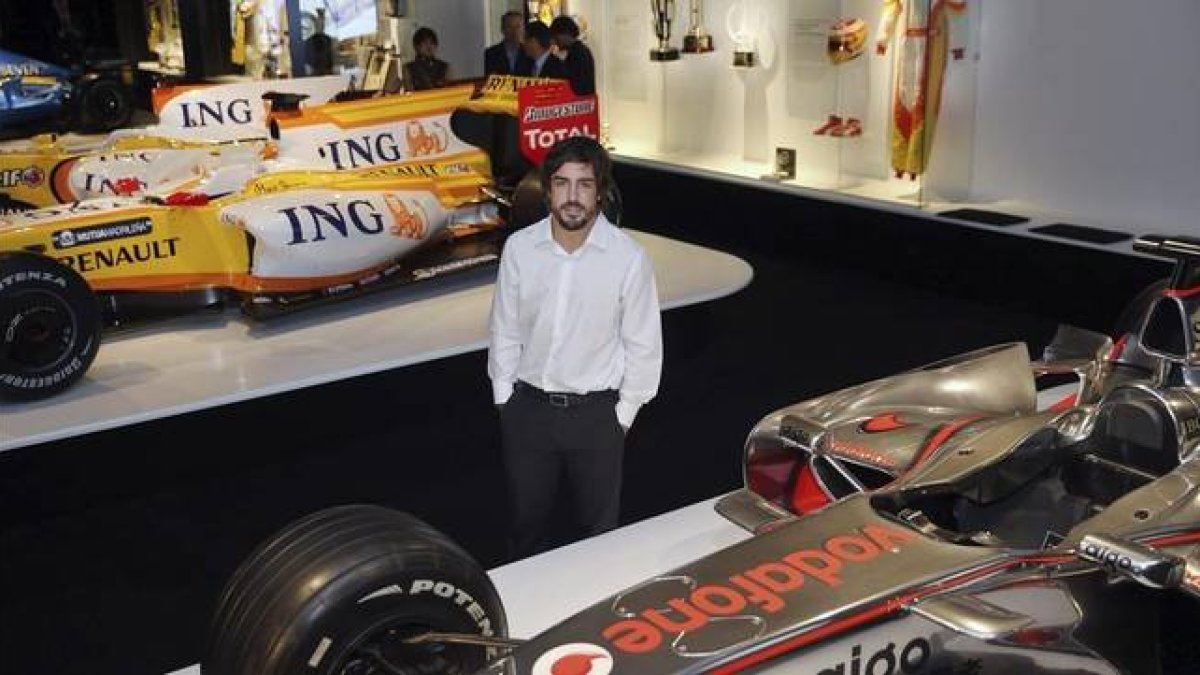 Fernando Alonso posa junto a algunos de los F-1 que ha pilotado a lo largo de sucarrera, en la inauguración de su museo-circuito.