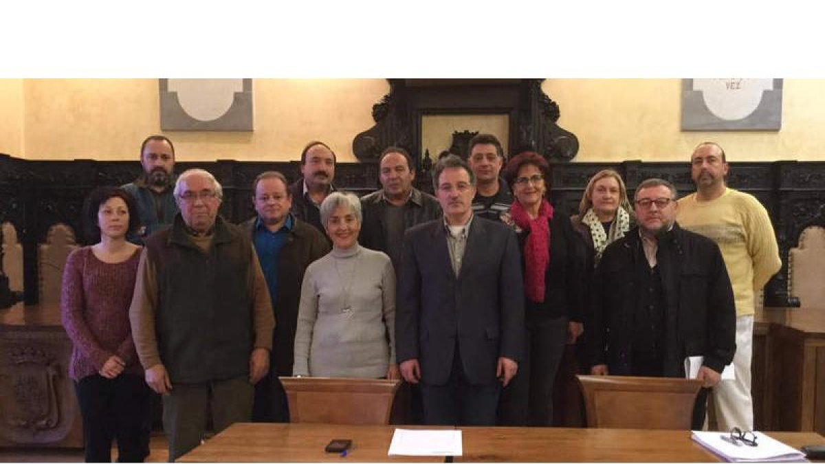 Foto de familia de los alcaldes que se reunieron ayer en el edificio consistorial de Astorga. DL