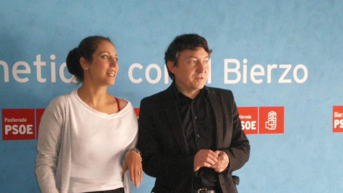 Los socialistas Helena Castellano y Samuel Folgueral, ayer en la sede del PSOE de Ponferrada.
