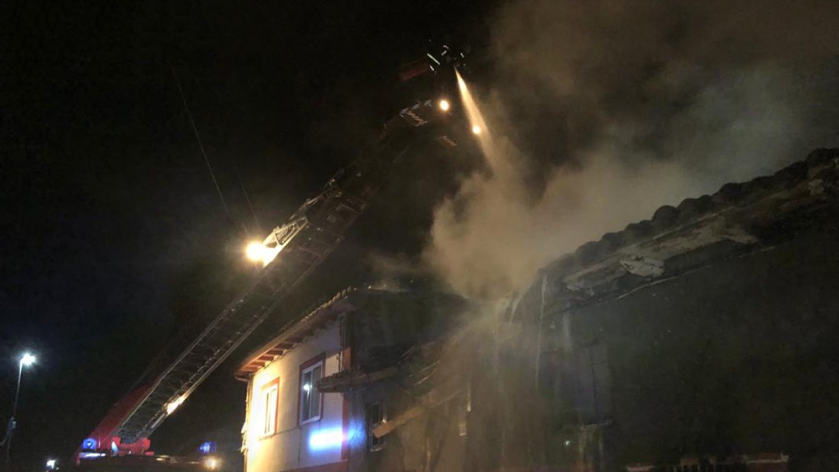 Los bomberos tratan de apagar las llamas en el incendio de Villademor de la Vega. BOMBEROS DE LEÓN