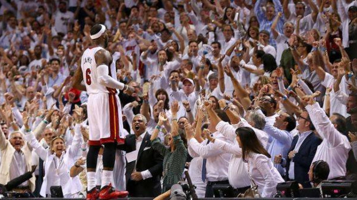 LeBron James celebra con los aficionados de los Heat el pase del equipo de Miami a las finales de conferencia.