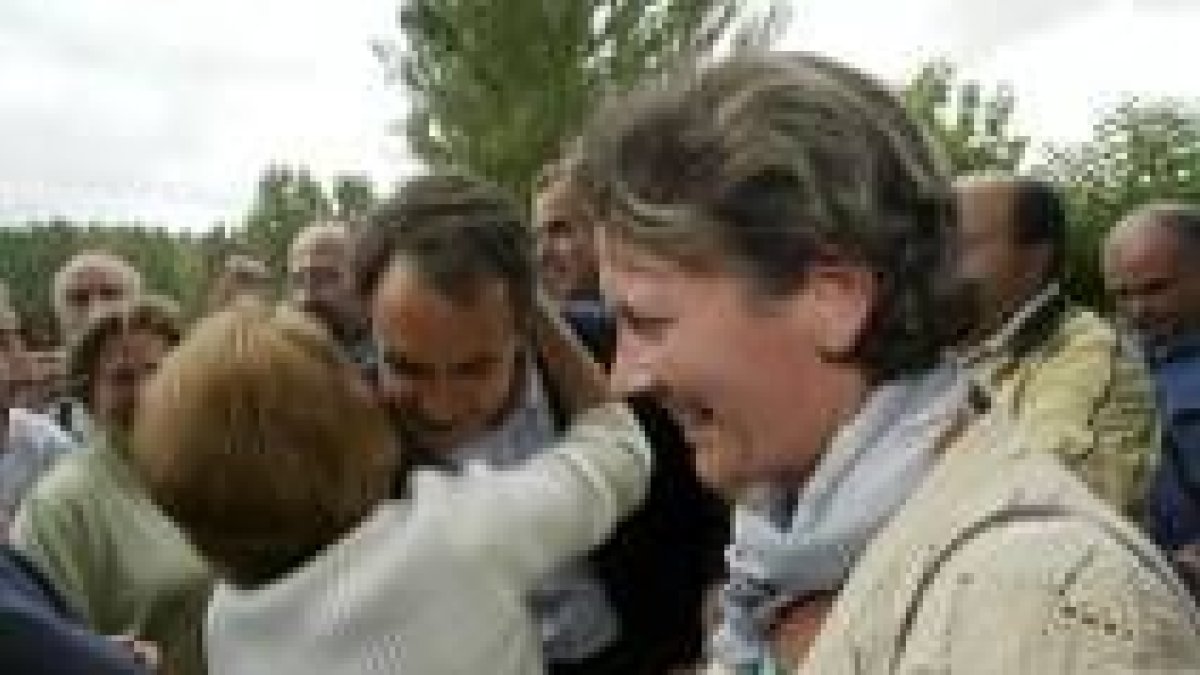 Una mujer besa a Zapatero a su llegada a la fiesta campesina de Ugal, en Valencia de Don Juan
