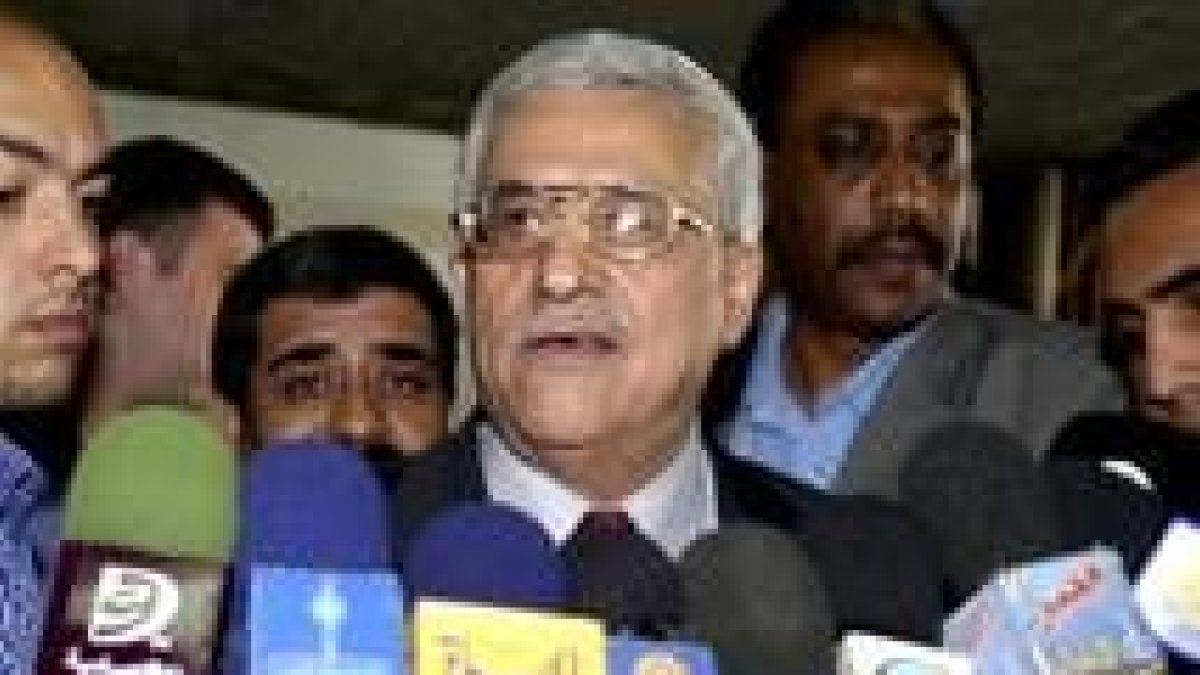El primer ministro palestino Mahamud Abbas a la salida de la reunión mantenida ayer con Ariel Sharón