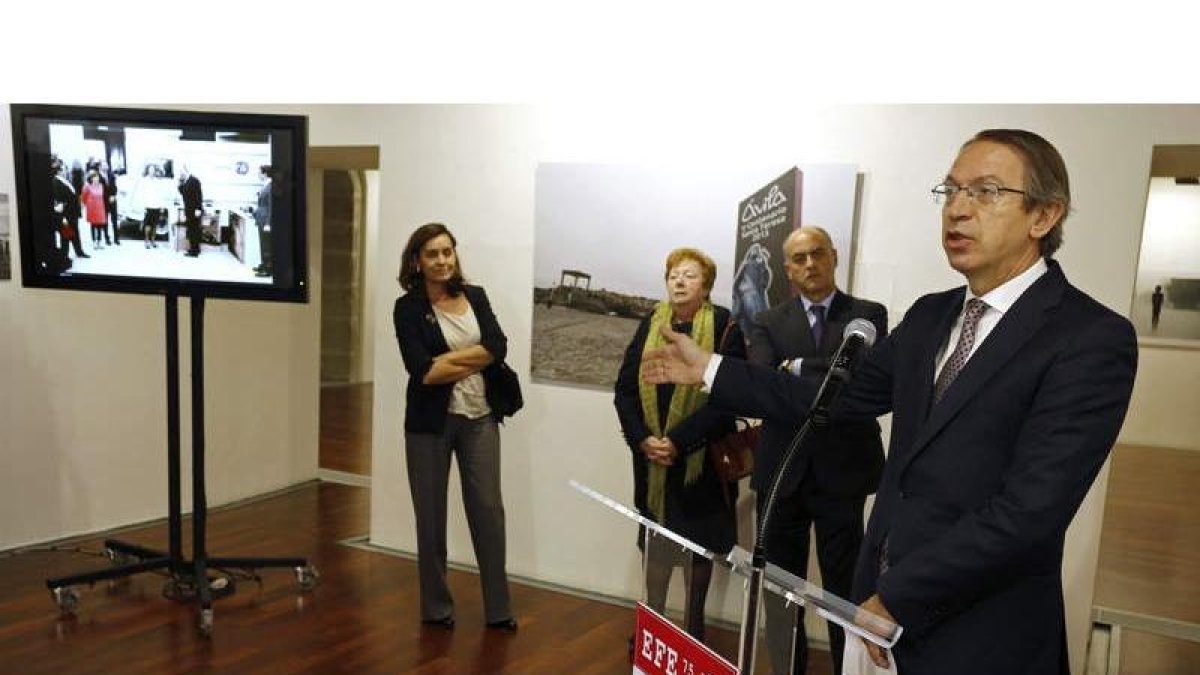 El presidente de la Agencia Efe, José Antonio Vera, en la presentación de la exposición junto a autoridades locales de Ávila, ayer.