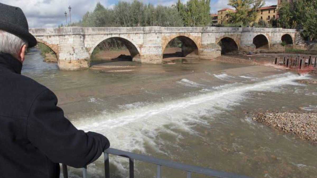 La primera avenida otoñal del Bernesga acercó al agua al encofrado del salto de peces del nuevo azud.