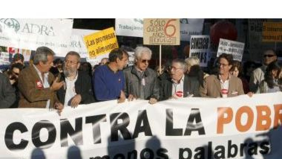 Cabecera de la manifestación, con altos dirigentes de CCOO y UGT.