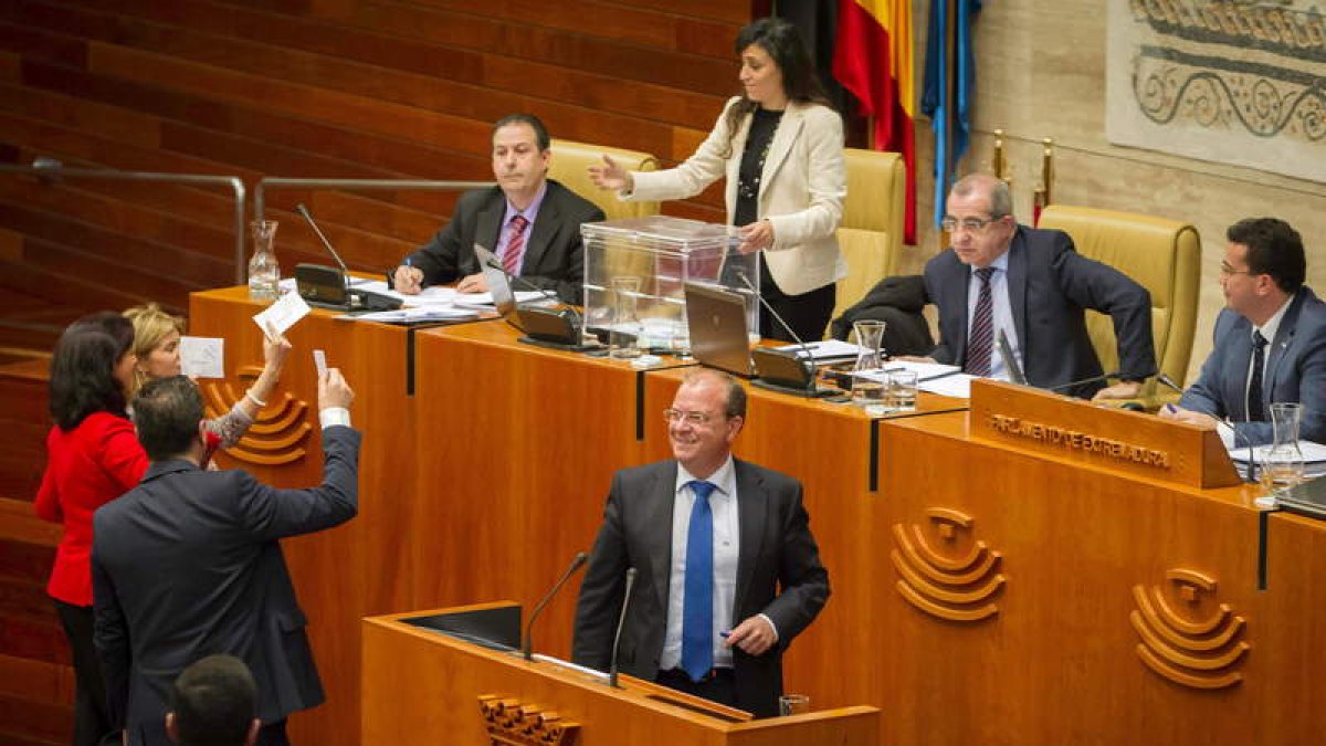 Monago, en el centro, durante la votación realizada ayer en el Parlamento extremeño.