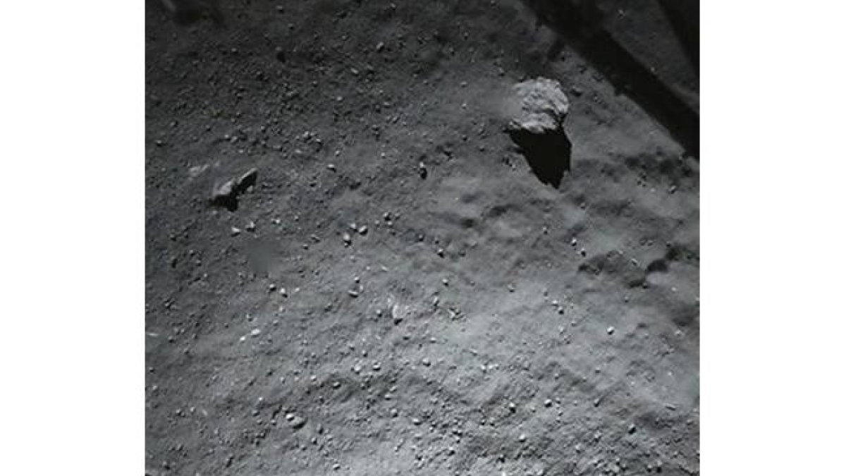 ROS02. ESPACIO, 13/11/2014.- Imagen cedida por la Agencia Espacial Europea (ESA) el 13 de noviembre del 2014 que muestra una fotografía capturada por una cámara de alta resolución del instrumento Osiris, para intentar identificar el lugar de aterrizaje de