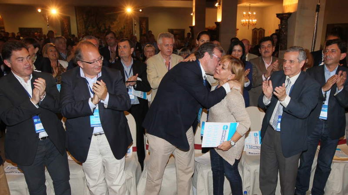 Antonio Silván felicita a la presidenta reelegida, Isabel Carrasco, en presencia de Martínez, Fernández, Gutiérrez y González.