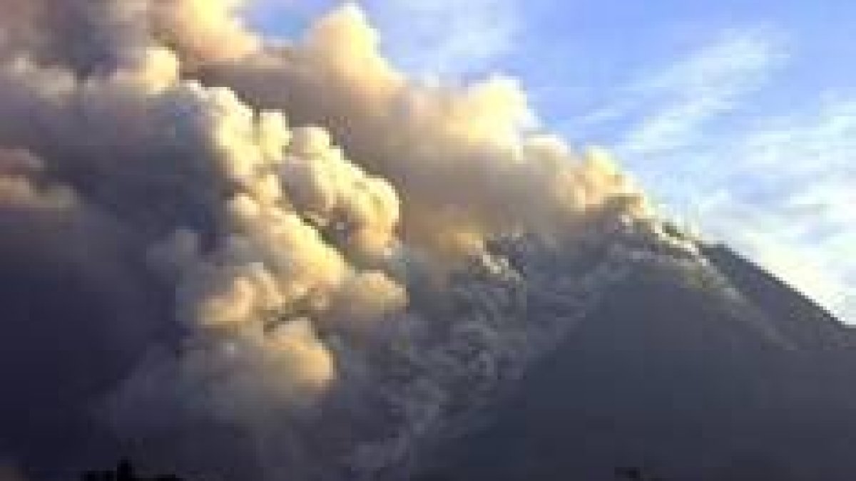 El Monte Merapi escupe nubes de ceniza ardiente y escombros después del terremoto