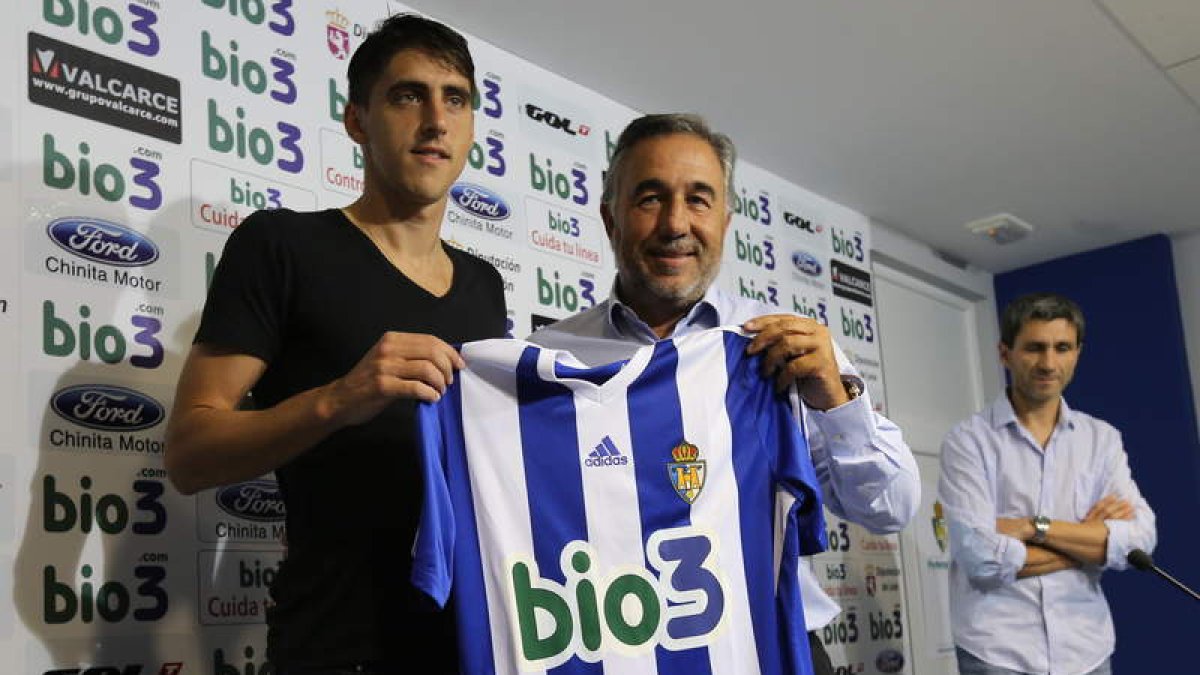 Paglialunga, izquierda, junto a Silvano ya viste de blanquiazul y se pone a disposición de Manolo Díaz para el partido de El Molinón.