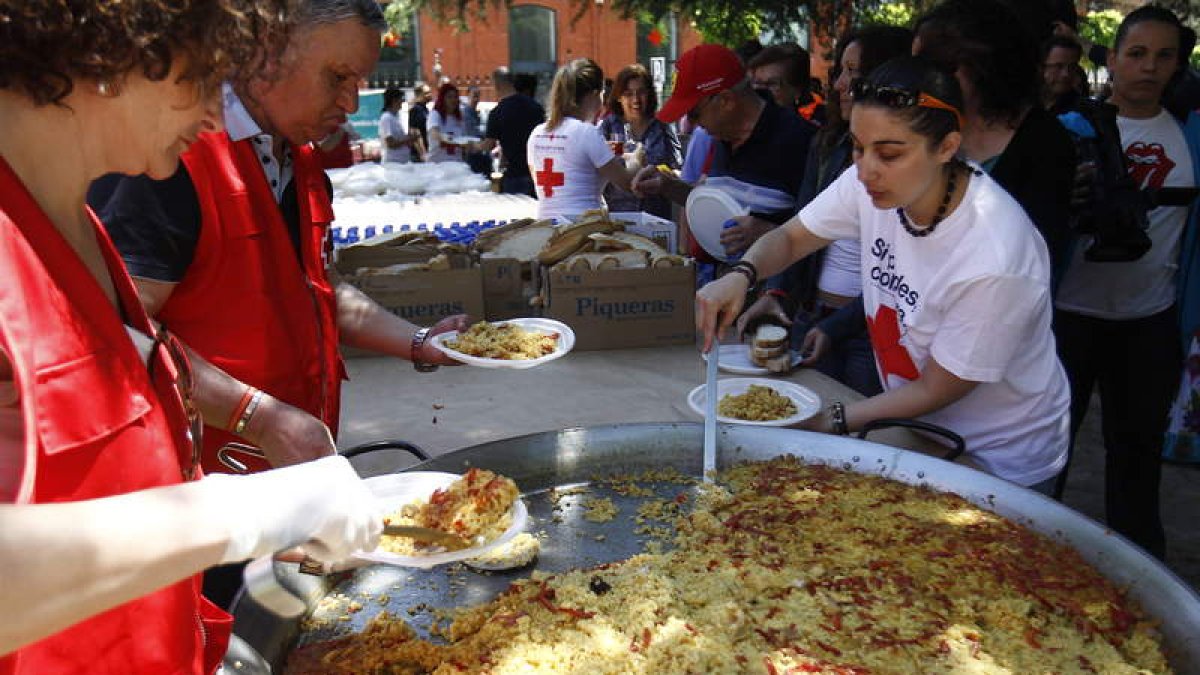 El voluntariado de Cruz Roja ayuda a repartir las raciones de arroz.