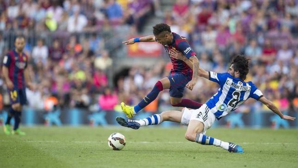 Neymar esquiva la entrada de Carlos Martínez.