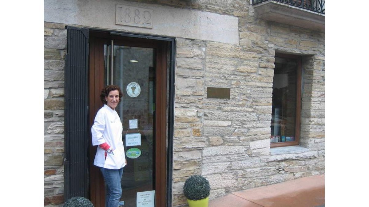 Ana Zabala es la farmacéutica titular de Vega de Valcarce, en el Bierzo.