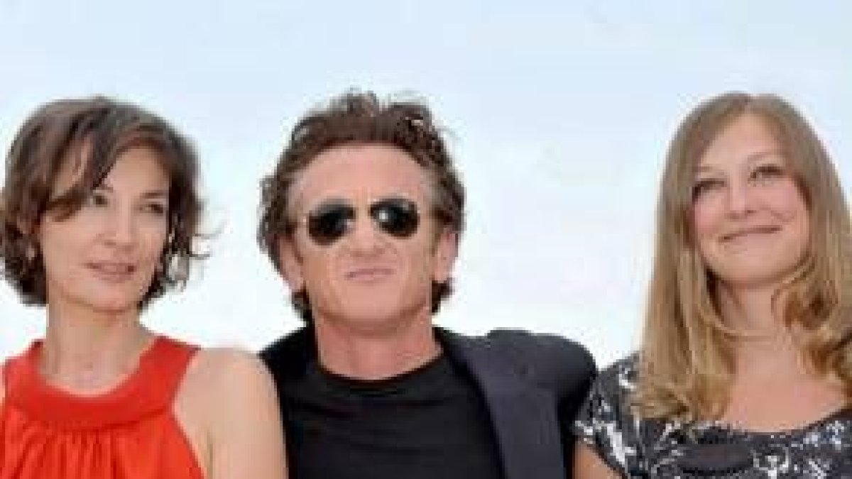 Sean Penn posa junto a la actriz alemana Ana María Lara y la  francesa Jeanne Balibar