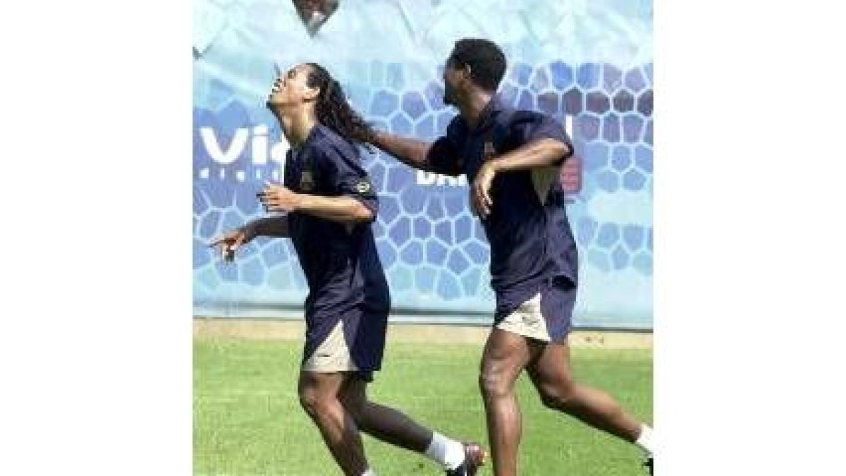 Ronaldinho y Kluivert durante un entrenamiento
