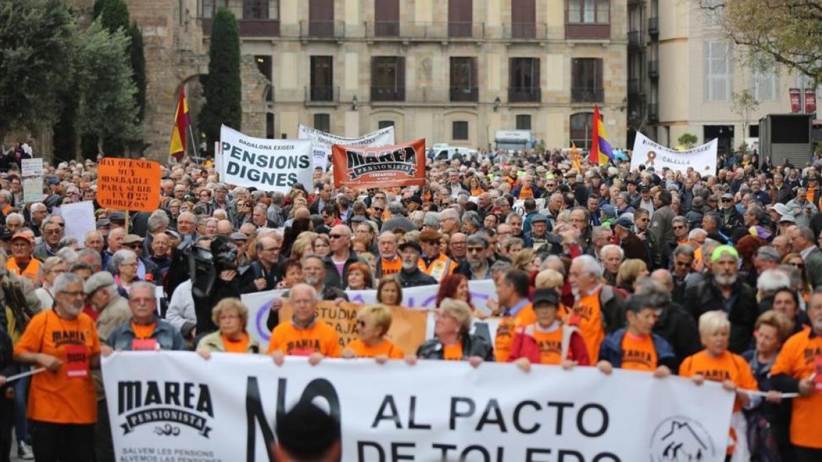 Pensionistas en la plaça de la Catedral de Barcelona, que han secundado la convocatoria de la Coordinadora de Pensionistas en Defensa del Sistema Público de Pensiones.