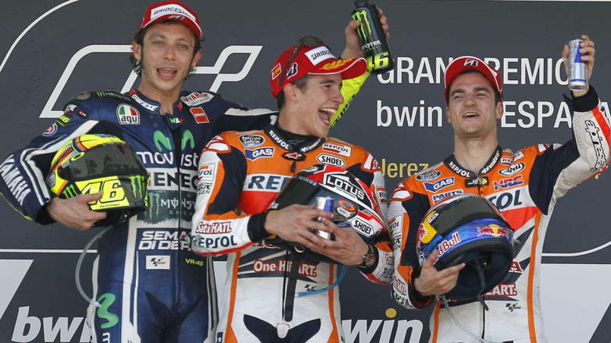 El podio de MotoGP con Márquez en lo más alto flanqueado por Rossi y Dani Pedrosa.