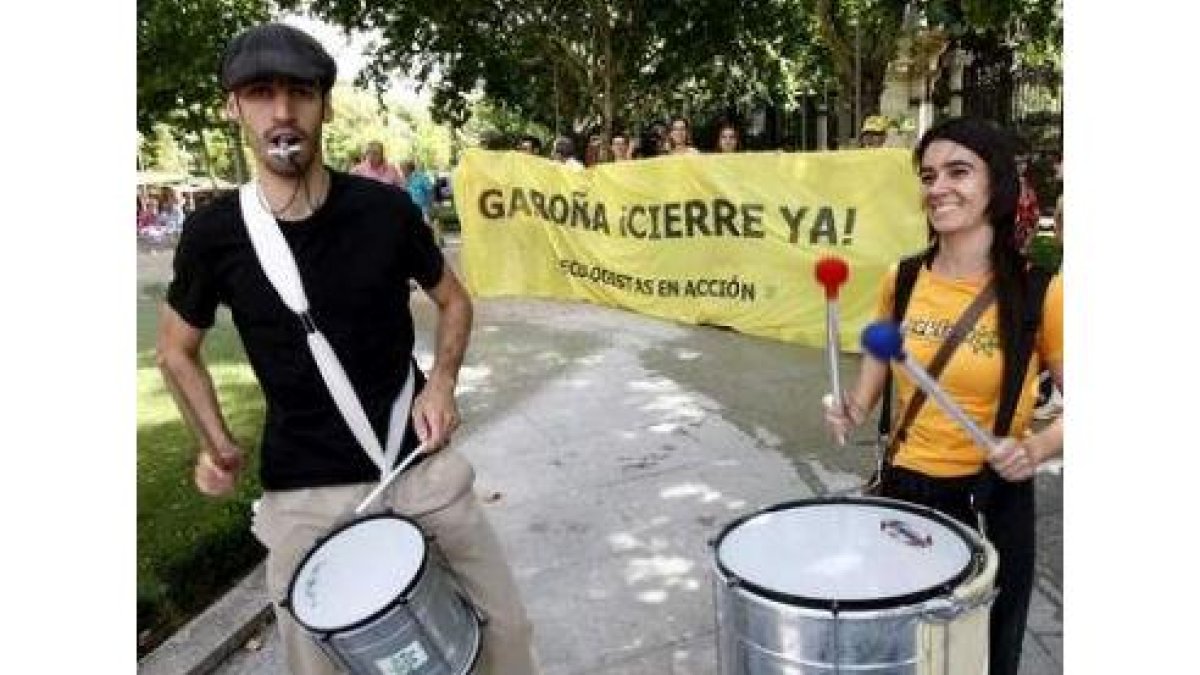 Manifestación de los ecologistas ante el ministerio.