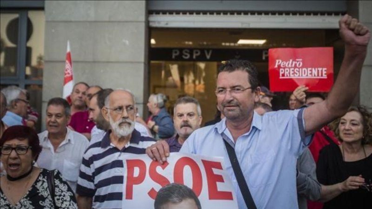 Militantes del PSOE se concentran en apoyo de Pedro Sánchez ante la sede socialista en València.