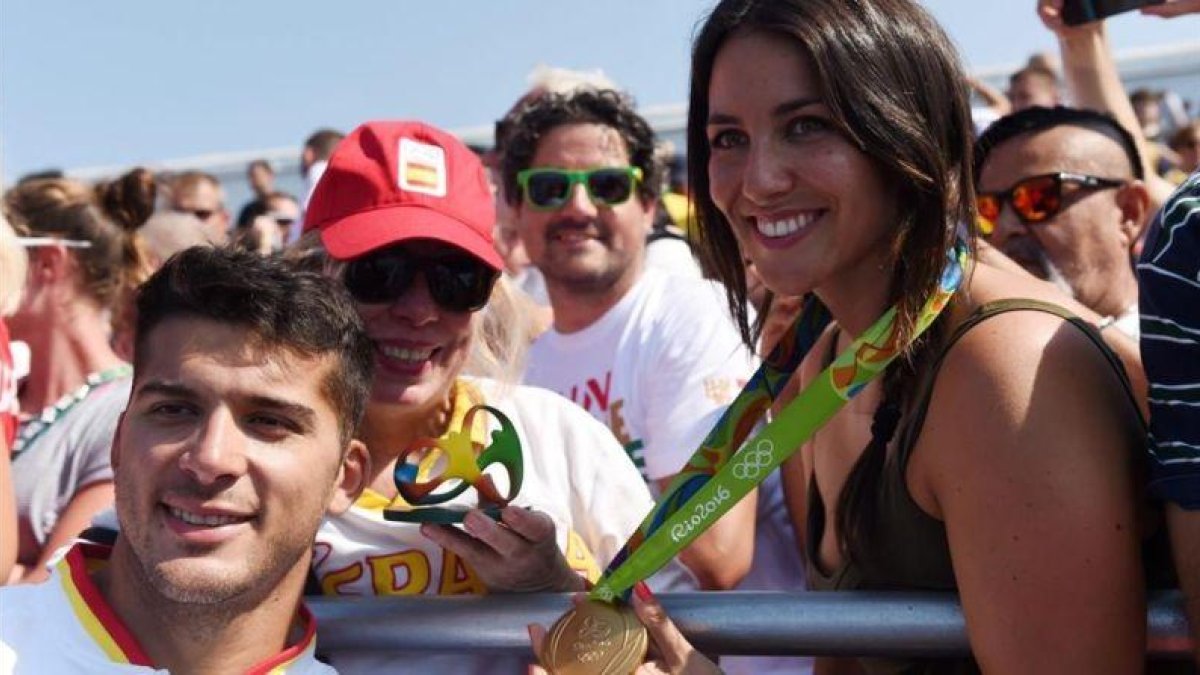 Cristian Toro celebra la medalla de oro con su madre, Elisa, y su novia, Irene Junquera.