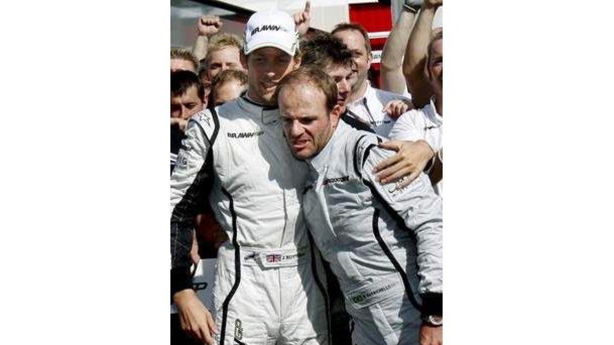 Button y Barrichello se abrazan tras la carrera de Montmeló