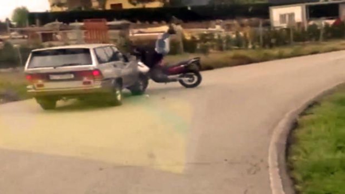 Momento del accidente entre una moto y un todoterreno en Pravia